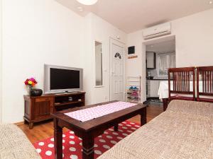ein Wohnzimmer mit einem TV und einem Couchtisch in der Unterkunft Old Town Apartment 91 Pula in Pula