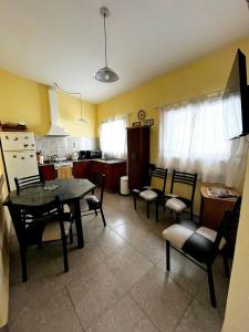 a living room with a table and chairs and a kitchen at Acogedora casa Vacacional en Valle Hermoso Cordoba in Valle Hermoso
