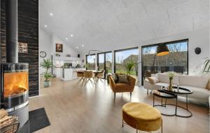 SkjernにあるNice Home In Skjern With Kitchenのソファと暖炉のあるリビングルーム