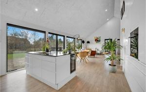 SkjernにあるNice Home In Skjern With Kitchenの白いキャビネットと大きな窓のあるキッチン