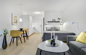 赫尔辛格Lovely Apartment In Helsingør With Wifi的带沙发、床和桌子的客厅