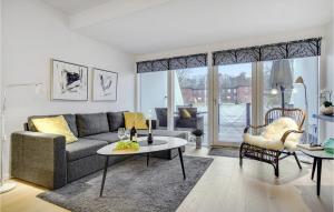 Lovely Apartment In Helsingør With Wifi的休息区