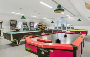 a play room with pool tables and arcade games at Lejlighed 190 in Rømø