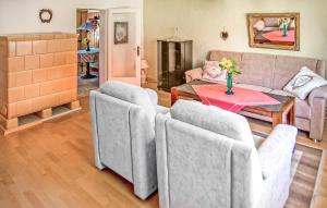a living room with couches and a table at Ferienwohnung Friedrichroda in Friedrichroda