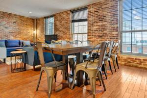 Ideal Spot Near 4th Street Live & Local Dining في لويزفيل: غرفة طعام مع طاولة طويلة وكراسي