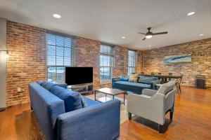 Et tv og/eller underholdning på Ideal Spot Near 4th Street Live & Local Dining