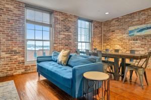 Et opholdsområde på Ideal Spot Near 4th Street Live & Local Dining + 51 billeder