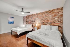 En eller flere senge i et værelse på Ideal Spot Near 4th Street Live & Local Dining