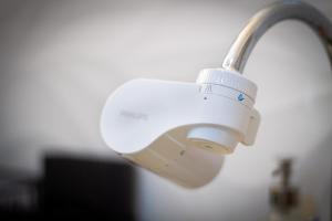 un primer plano de un objeto blanco colgando de un grifo en Asokes Hidden Gem Cozy Stay Next to the Park, en Bangkok