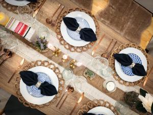 una mesa con platos con arcos encima en Asokes Hidden Gem Cozy Stay Next to the Park, en Bangkok