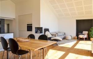 韩德斯泰德Cozy Home In Hundested With Wifi的带木桌椅的客厅