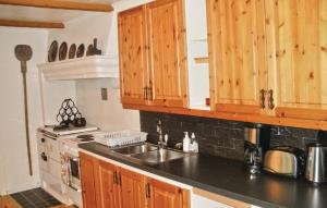 Η κουζίνα ή μικρή κουζίνα στο 2 Bedroom Lovely Home In Lönashult