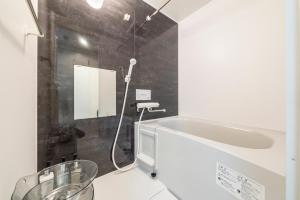 a bathroom with a sink and a bath tub at Unakite in Kita-rokujō