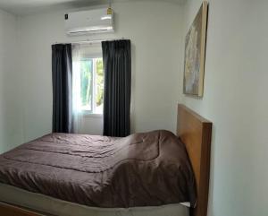 Postel nebo postele na pokoji v ubytování Coco Residence, Si Saket
