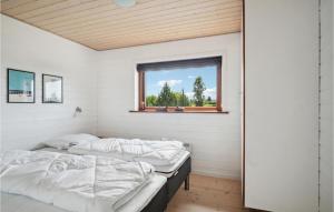 スラーエルセにあるAwesome Home In Slagelse With Wifiの窓のある白い部屋にベッドが2つある