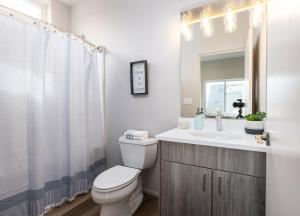 Koupelna v ubytování Brand New Fully Updated Condo 908 + 30 fotografií