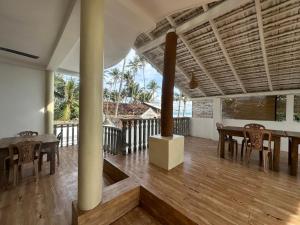 ein Esszimmer mit Tisch und Stühlen auf einer Terrasse in der Unterkunft Hotel Emanuel Kabalana in Piyadigama