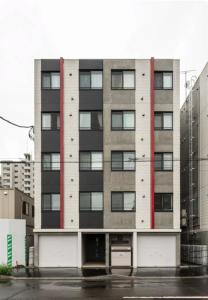 un condominio alto con molte finestre di Unakite a Kita-rokujō