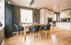 Una cocina con una mesa y sillas de madera. en Stunning Home In Rauland With Wifi, en Rauland