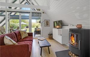 Televisyen dan/atau pusat hiburan di 2 Bedroom Nice Home In Aabenraa