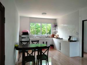 Kuchyň nebo kuchyňský kout v ubytování Coco Residence, Si Saket