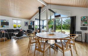 Posezení v ubytování Amazing Home In Tarm With Kitchen