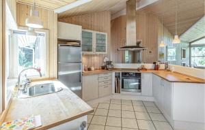 Kuchyň nebo kuchyňský kout v ubytování Three-Bedroom Holiday Home In Sjallands Odde