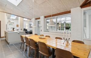 Η κουζίνα ή μικρή κουζίνα στο Beautiful Home In Blåvand With Sauna