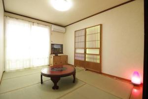 羽村市JR羽村駅徒歩14分凝った内装でゆったり2DKb203的带桌子和窗户的客厅