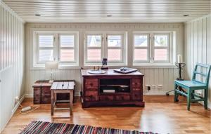 Habitación con mesa, silla y ventanas. en Awesome Home In Lillesand With Wifi, en Lillesand