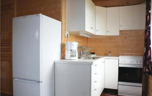 Imagen de la galería de 2 Bedroom Cozy Apartment In Sandstad, en Skipnes