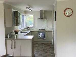 Η κουζίνα ή μικρή κουζίνα στο Kurow Garden Retreat