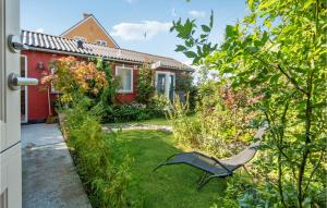 un jardín con una silla frente a una casa en Lovely Apartment In Allinge With Wifi, en Allinge