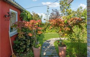 un jardín con dos macetas junto a una casa en Lovely Apartment In Allinge With Wifi, en Allinge 9 fotos más