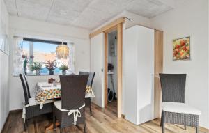 Un comedor con mesa y sillas en Lovely Apartment In Allinge With Wifi, en Allinge