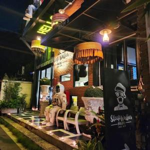 Uma área de estar em Sleep Walker Poshtel