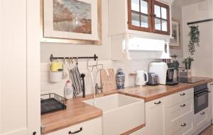 Η κουζίνα ή μικρή κουζίνα στο Awesome Apartment In Nowe Warpno