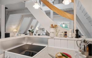 Kuchyň nebo kuchyňský kout v ubytování Gorgeous Home In Farsø With Kitchen