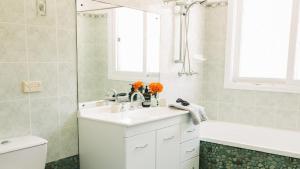 Ένα μπάνιο στο Malolo Costal Retreat , Wifi Accom Holidays +9 φωτογραφίες