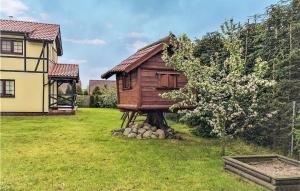 ein Baumhaus auf einem Baumstumpf in einem Hof in der Unterkunft 3 Bedroom Cozy Home In Debina in Debina