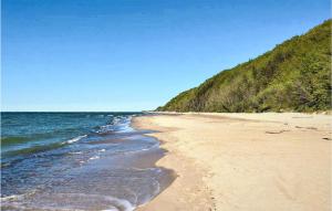 einen Strand mit Meer und Bäumen darauf in der Unterkunft 3 Bedroom Cozy Home In Debina in Debina