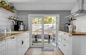 Η κουζίνα ή μικρή κουζίνα στο 3 Bedroom Gorgeous Home In Gilleleje