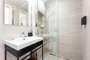 ein weißes Badezimmer mit Waschbecken und Dusche in der Unterkunft Apartamento en el Palo in Málaga