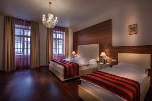 Postel nebo postele na pokoji v ubytování Little King Hotel U Malvaze