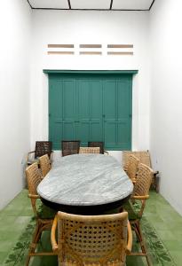 Ein Sitzbereich in der Unterkunft Binumar Guest House