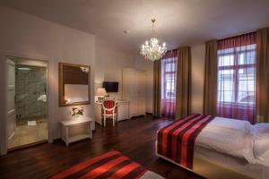 Postel nebo postele na pokoji v ubytování Little King Hotel U Malvaze