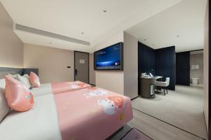 Llit o llits en una habitació de Atour Light Hotel Guangzhou Taikoo Hui Zhengjia Plaza-Free shuttle bus to Canton Fair