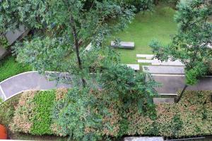 ブカシにあるSimply Look Studio Room Gateway Park LRT City Jatibening Apartment By Travelioの木のある公園の上空