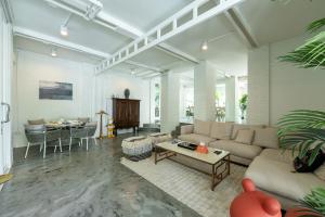 Χώρος καθιστικού στο CLEOPATRA POOL VILLA I Prime Location - Near The Famous Night Bazzar, 5 Minutes from the old city I Daily Housekeeping