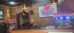 Redstone Regency Hotel في كاتماندو: مطعم مع علامة على الحائط